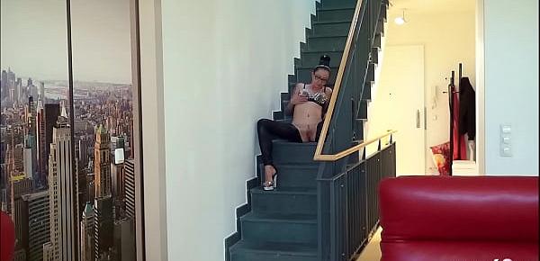 Schlanke deutsch Mutter vom Freund des Sohnes auf der Treppe gefickt